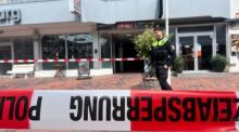 Polizeikräfte sichern nach Schüssen in der Westerländer Innenstadt den Einsatzort. Ein Tatverdächtiger wurde festgenommen, verletzt wurde niemand. Foto: dpa