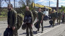 Ukrainische Kämpfer verlassen das Azovstal-Werk in Mariupol. Foto: epa/Russisches Verteidigungsministerium Presse S