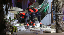 Rettungskräfte durchsuchen die Trümmer eines eingestürzten Gebäudes. Foto: Isaac Buj/Europa Press/dpa