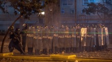 Demonstranten protestieren in Lima gegen die neue Regierung von Präsident José Jeri und fordern Maßnahmen gegen Korruption und Wirtschaftskrise. Foto: epa/John Reyes Mejia