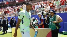 Manuel Akanji verlässt nach dem WM-Gruppenspiel gegen Katar den Platz. Foto: epa/Peter Klaunzer