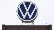 Ein Logo des deutschen Automobilherstellers Volkswagen (VW) auf dem Hauptverwaltungsgebäude des Volkswagenwerks in Wolfsburg. Foto: EPA-EFE/Focke Strangmann