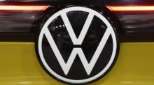 Das Logo von Volkswagen auf einem Fahrzeug, das während der Internationalen Automobilausstellung Auto 2021 in Riga gezeigt wird. Foto: epa/Toms Kalnins