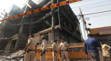 Mindestens 27 Tote bei Brand eines Geschäftsgebäudes außerhalb Delhis. Foto: epa/Rajat Gupta