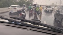 Ein Motorradfahrer wurde auf einer Hochstraße in Bangkok während eines Gewitters von einem Blitz getroffen und schwer verletzt. Bild: Firerescue Thailand