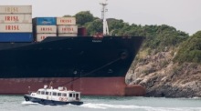 Das Containerschiff „Touska“. Foto: epa/Jerome Favre