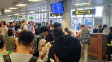 Dicht gedrängte Passagiere warten im Gatebereich des Flughafens Chiang Mai auf den Einstieg in ihren Flug. Archivfoto: DER FARANG