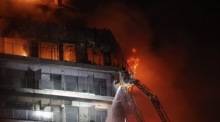 Bei einem Großfeuer in einem 14-stöckigen Wohngebäude in Valencia wurden mindestens sieben Menschen verletzt. Foto: epa/Manuel Bruque