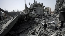 Palästinenser begutachten die Schäden nach israelischen Angriffen auf das Lager Al Maghazi im südlichen Gazastreifen. Foto: epa/Mohammed Saber