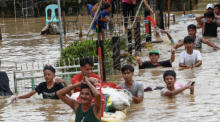 Anwohner waten durch das vom Taifun Noru verursachte Hochwasser in der Stadt San Miguel in der Provinz Bulacan, nördlich von Manila. Foto: epa/Rolex Dela Pena
