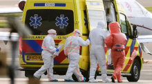 Patient mit Verdacht auf Hantavirus wird nach Evakuierung vom Kreuzfahrtschiff „Hondius“ in Amsterdam medizinisch betreut rasch. Foto: AP/Peter Dejong
