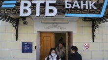 Logo der russischen VTB-Bank auf dem Hauptsitz in Moskau. Foto: epa/Maxim Shipenkov
