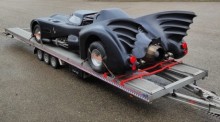 Ein «Batmobil» steht bei der zollrechtlichen Abfertigung auf einem Anhänger. Foto: Hauptzollamt Heilbronn/dpa