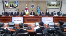 Der Präsident Südkoreas, Yoon Suk Yeol (C), leitet die erste Kabinettssitzung in diesem Jahr im Präsidialamt in Seoul. Foto: epa/Yonhap / Pool South Korea Out
