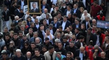 Der abgesetzte Oppositionsführer der Türkei verlässt nach einer Räumung durch die Polizei das CHP-Hauptquartier in Ankara. Foto: epa/Necati Savas