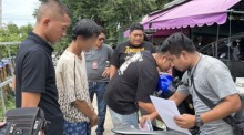 Die Polizei nimmt den Verdächtigen im Rahmen der Drogenrazzia fest. Bild: TMN.TV