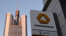 Außenansicht des deutschen Commerzbank-Hochhauses hinter dem Logo der Bank in Frankfurt am Main. Foto: EPA-EFE/Ronald Wittek