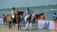 Beach-Polo-Spiel vor maritimer Kulisse beim Princess Pa’s Cup 2026 in Hua Hin, bei dem Sport und gesellschaftliches Engagement im Mittelpunkt stehen. Bild: B.Grimm