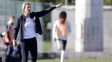Die deutsche Trainerin Martina Voss-Tecklenburg reagiert während des Qualifikationsspiels zur FIFA Frauenfußball-Weltmeisterschaft. Foto: epa/Andrej Cukic