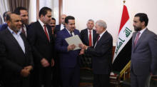Die Medienabteilung des irakischen Parlaments zeigt den neuen irakischen Präsidenten Abdul Latif Rashid (2-R) bei der Übergabe des Briefes. Foto: epa/Irakisches Parlament MedienbÜro