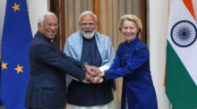 Indiens Ministerpräsident Narendra Modi begrüßt den Präsidenten des Europäischen Rates Antonio Costa und EU-Kommissionspräsidentin Ursula von der Leyen vor dem EU-Indien-Gipfel in Neu-Delhi. Foto: AP/Manish Swarup/dpa