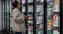 Eine Kundin kauft in einem Supermarkt in New York ein. Steigende Verbraucherpreise belasten angesichts höherer Ölpreise und Zölle die Haushalte. Foto: EPA/Olga Fedorova