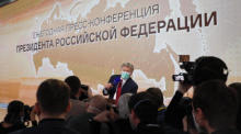 Kreml-Sprecher Dmitri Peskow spricht auf der Jahrespressekonferenz. Foto: epa/Maxim Shipenkov