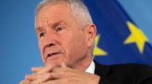 Thorbjorn Jagland spricht bei einer Pressekonferenz mit Außenminister Maas in Berlin über Zusammenarbeit im Europarat. Foto: epa/Hayoung Jeon