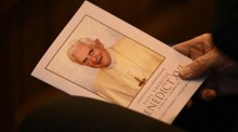 Gemeindeglieder nehmen an einem feierlichen päpstlichen Requiem zu Ehren des verstorbenen emeritierten Papstes Benedikt XVI. teil. Foto: epa/Dean Lewins Australien Und Neuseeland Out