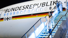 Annalena Baerbock, Außenministerin, steigt am Flughafen Adelaide aus der Regierungsmaschine «Konrad Adenauer» vom Typ Airbus A 350. . Foto: Sina Schuldt/dpa