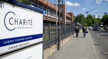 Ein Schild der Berliner Charité am Klinikgelände. Die WHO hat wegen Ebola-Ausbrüchen in Afrika eine internationale Notlage erklärt. Foto: dpa/Soeren Stache