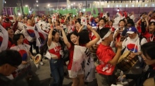 Die Fans von Südkorea feiern nach dem Spiel der Gruppe H der FIFA Fußball-Weltmeisterschaft 2022 zwischen Südkorea und Portugal. Foto: epa/Abir Sultan