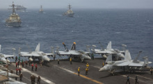 Kriegsschiffe und Flugzeuge der US-Marine durchqueren während des Iran-Kriegs in enger Formation das Arabische Meer. Foto: U.S. Central Command Public Affairs/Dvids/dpa