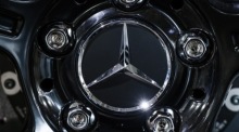 Das Logo von Mercedes-Benz am Werk in Berlin-Marienfelde, wo ein neuer Elektromotor in Serienproduktion gefertigt wird. Foto: EPA/Filip Singer