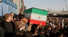 Iraner tragen den Sarg des verstorbenen Revolutionsführers Ali Khamenei bei der Trauerzeremonie in Qom. Foto: EPA/Handout
