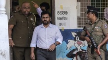 Anura Kumara Dissanayake (C), Präsidentschaftskandidat und Vorsitzender der Oppositionspartei National People's Power (NPP), verlässt ein Wahllokal in Colombo, nachdem er seine Stimme bei den Präsidentschaftswahl... Foto: epa/Chamila Karunarathne