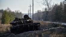 Die ukrainischen Soldaten machen eine Pause an der Frontlinie. Foto: epa/Oleg Petrasyuk