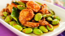 Sataw-Bohnen sorgen bei Pad Sataw Goong für den typischen Geschmack des Gerichts der südthailändischen Küche. Foto: Superheang168/Adobe Stock