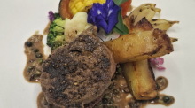 Das „Steak au Poivre“ wird mit Pfeffersauce, Kartoffel-Pavé und Gemüse serviert. Fotos: Vespresso Restaurant