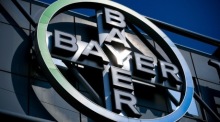 In Wuppertal ist das Logo des deutschen Pharmariesen Bayer AG zu sehen. Foto: epa/Sascha Steinbach