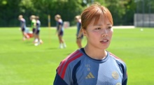 Frauen, Bundesliga, Trainingsauftakt FC Bayern München: Momoko Tanikawa gibt ein Interview. Foto: Florian Diettrich/dpa