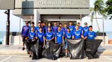 Jugendliche Windsurfer präsentieren nach der Sammelaktion gefüllte Müllsäcke vor dem Servicezentrum am Jomtien Beach. Bild: TMN.TV
