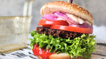 Illustration - Ein Patty aus Kidneybohnen auf einem Veggie-Burger. Foto: Doreen Hassek/Haupstadtkueche.blogspot.com/dpa-tmn