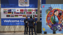 Sicherheitsbeamte stehen vor dem Hauptveranstaltungsort des G20-Gipfels Wache. Foto: Manish Swarup/Ap/dpa
