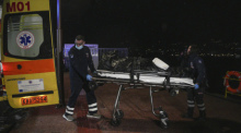Sanitäter bergen die Leiche eines Besatzungsmitglieds eines Schiffes auf der nordöstlichen Ägäisinsel Lesbos. Foto: Panagiotis Balaskas/Ap/dpa