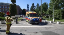 Ein Krankenwagen verlässt das Kohlebergwerk Myslowice-Wesola in Myslowice. Foto: epa/Kasia Zaremba