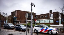 Polizeiwagen steht vor einer Synagoge in Rotterdam. Das Gebäude war Ziel eines Brandanschlags, die Ermittlungen der Behörden laufen. Foto: epa/Media Tv/anp