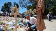 Menschen legen Blumen an einem Gedenkort am Bondi Beach nieder und trauern um die Opfer des tödlichen Angriffs in Sydney. Foto: EPA/Flavio Brancaleone