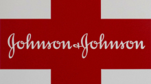 Ein Logo des US-amerikanischer Pharmazie- und Konsumgüterhersteller Johnson & Johnson ist auf einem Erste-Hilfe-Kasten angebracht. Foto: Steven Senne/Ap/dpa