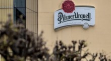 Blick auf das Logo der Brauerei Pilsner Urquell in Pilsen. Foto: epa/Martin Divisek